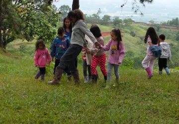 Niños aprendiendo en un entorno natural en Escuela Libre Jamundí