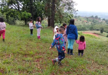 Niños aprendiendo en un entorno natural en Escuela Libre Jamundí