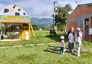 Grupo de estudiantes de la Escuela Libre con botas y gorras durante el recorrido por las instalaciones de la granja educativa.